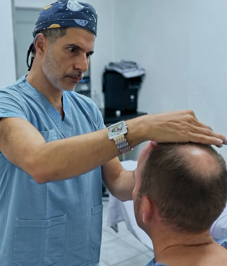 El Dr. Facundo Martínez Reynoso evalúa la zona donante y las áreas a recuperar de un paciente